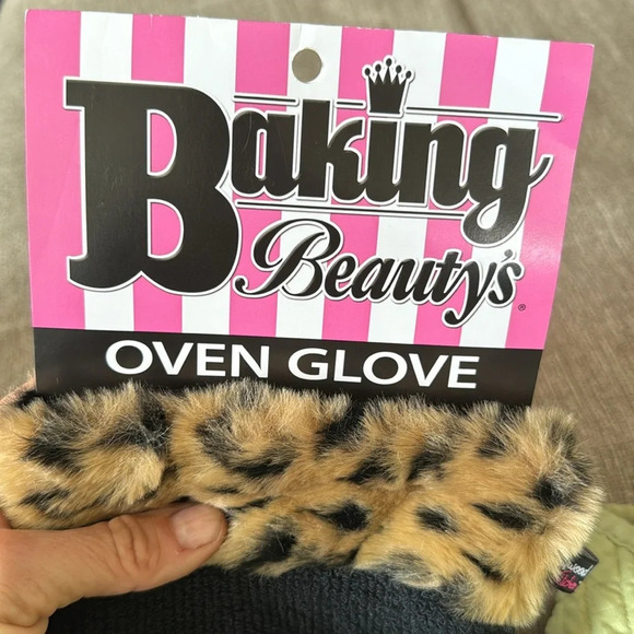 BAKING BEAUTY'S OVEN GLOVE black animal print NWT BY HOLLYWOOD KITCHEN - Picture 8 of 10